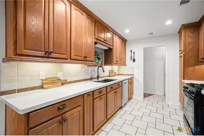 305 E Tanglewood Drive, New Braunfels, TX 78130 - Photo 9