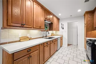 305 E Tanglewood Dr, New Braunfels, TX 78130 - Photo 9