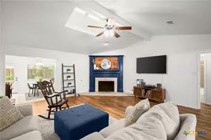 305 E Tanglewood Dr, New Braunfels, TX 78130 - Photo 5