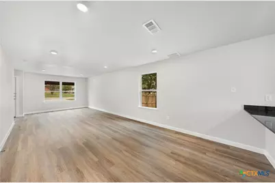 323 S Burnet Street #B, Belton, TX 76513 - Photo 5