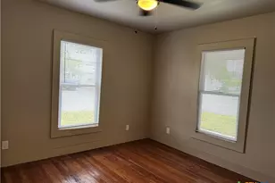 530 E Weinert St, Seguin, TX 78155 - Photo 17