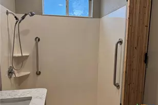 530 E Weinert St, Seguin, TX 78155 - Photo 21