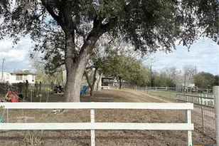 107 Dallas St, Goliad, TX 77963 - Photo 29