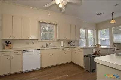 320 E Faust, New Braunfels, TX 78130 - Photo 7