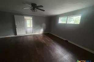 2302 E Mistletoe Ave, Victoria, TX 77901 - Photo 9