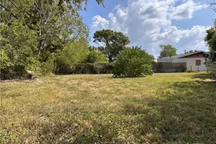 210 Travis St, Port Lavaca, TX 77979 - Photo 9