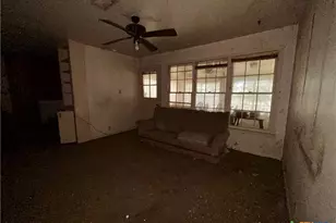 210 Travis St, Port Lavaca, TX 77979 - Photo 5