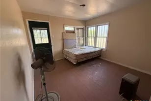 418 W Seideman St, Seguin, TX 78155 - Photo 5