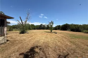 418 W Seideman St, Seguin, TX 78155 - Photo 3