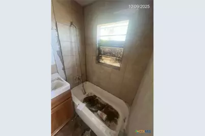 409 Dahlman Street, Cuero, TX 77954 - Photo 7