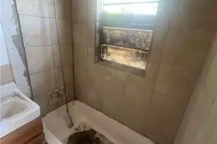 409 Dahlman St, Cuero, TX 77954 - Photo 7