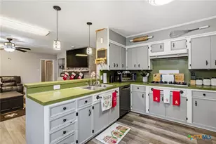 403 Salisbury Ln, Victoria, TX 77904 - Photo 11