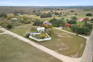 140 Englemann, Seguin, TX 78155 - Photo 3