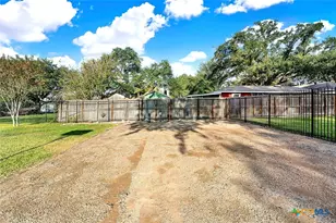 1309 E St, Floresville, TX 78114 - Photo 35