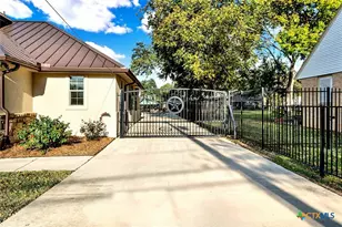 1309 E St, Floresville, TX 78114 - Photo 3