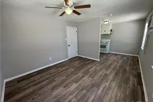 703 E Ave J, Lampasas, TX 76550 - Photo 13