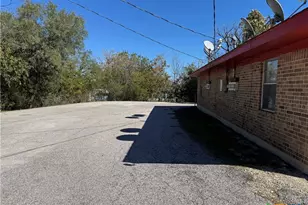 703 E Ave J, Lampasas, TX 76550 - Photo 41