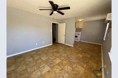 703 E Avenue J, Lampasas, TX 76550 - Photo 3