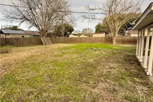 310 Vollentine St, Yoakum, TX 77995 - Photo 19