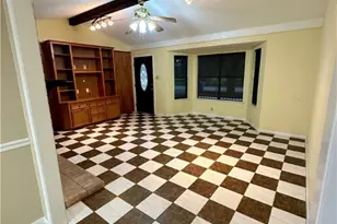 310 Vollentine St, Yoakum, TX 77995 - Photo 7