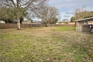 310 Vollentine St, Yoakum, TX 77995 - Photo 21