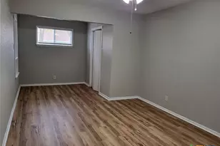 1051 Country Club Dr, Seguin, TX 78155 - Photo 7