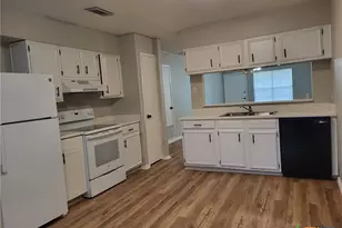 1051 Country Club Dr, Seguin, TX 78155 - Photo 5