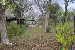 215 Price St, Yoakum, TX 77995 - Photo 5