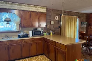 215 Price St, Yoakum, TX 77995 - Photo 9