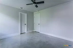 395 W Avenue J, Belton, TX 76513 - Photo 7