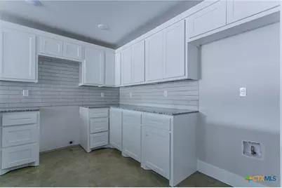 395 W Avenue J, Belton, TX 76513 - Photo 11