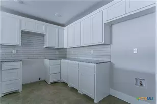 395 W Avenue J, Belton, TX 76513 - Photo 11