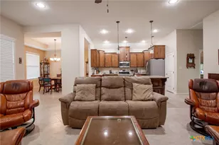 102 Luke Ct, Victoria, TX 77904 - Photo 7