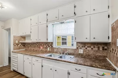 1507 E Mistletoe Avenue, Victoria, TX 77901 - Photo 7