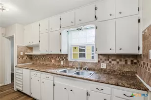 1507 E Mistletoe Ave, Victoria, TX 77901 - Photo 7