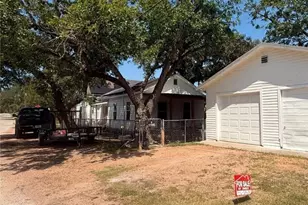 202 Clark St, Yoakum, TX 77995 - Photo 13