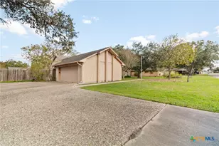 603 Suzanne St, Edna, TX 77957 - Photo 3