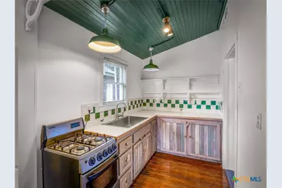 533 W Bridge Street, New Braunfels, TX 78130 - Photo 13