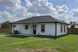 205 Haller St, Yoakum, TX 77995 - Photo 11