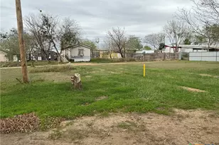 206 W 2nd Ave, Nixon, TX 78140 - Photo 11