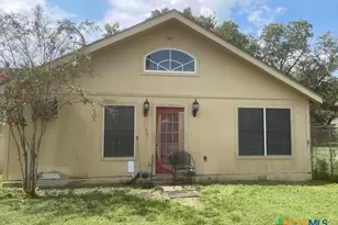 613 E Broadway St, Cuero, TX 77954 - Photo 5