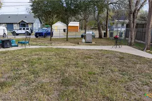 613 E Broadway St, Cuero, TX 77954 - Photo 27