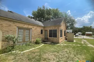 613 E Broadway St, Cuero, TX 77954 - Photo 7