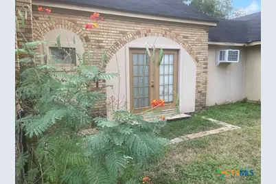 613 E Broadway Street #5, Cuero, TX 77954 - Photo 3