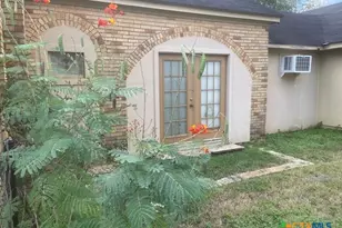 613 E Broadway St, Cuero, TX 77954 - Photo 3