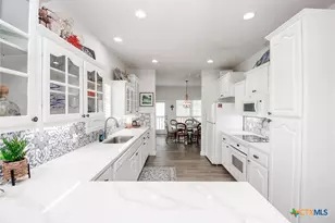 1504 W Bayshore Dr, Palacios, TX 77465 - Photo 17