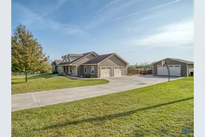 205 S Avenue D, Shiner, TX 77984 - Photo 3