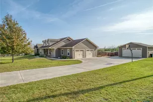 205 S Avenue D, Shiner, TX 77984 - Photo 3