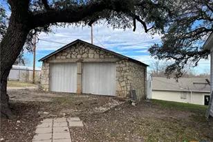 104 N Park St, Lampasas, TX 76550 - Photo 3