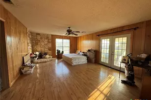 2742 W Kingsbury St, Seguin, TX 78155 - Photo 3